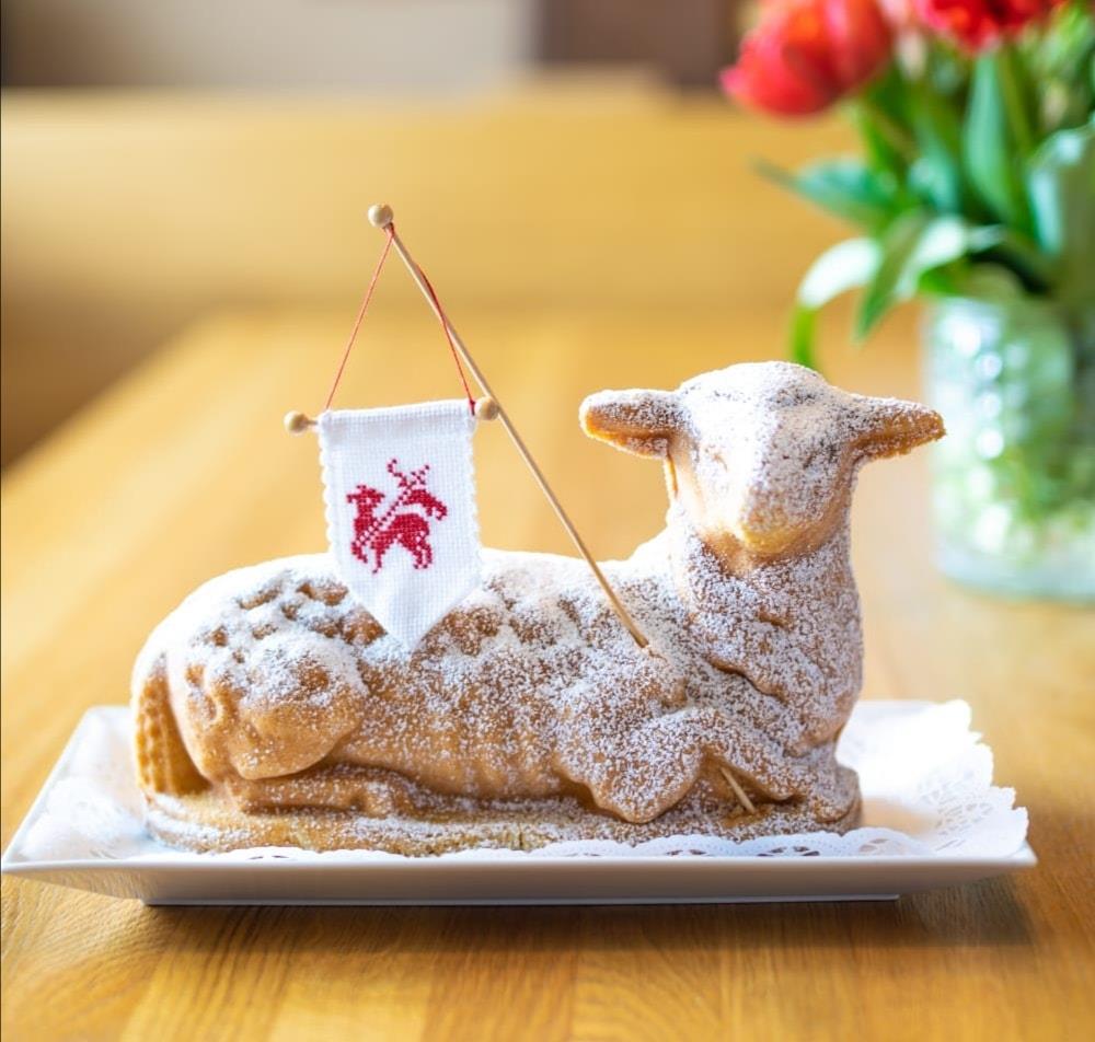 Osterlamm mit Staubzucker überzogen